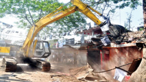 উচ্ছেদৰ নামত মুখ্যমন্ত্ৰীৰ নাটক! প্ৰথমে উচ্ছেদৰ নাটক, পিছত ৰাইজৰ কৰৰে কোটি টকা উচ্ছেদিতক ক্ষতিপূৰণ দিয়ে চৰকাৰে