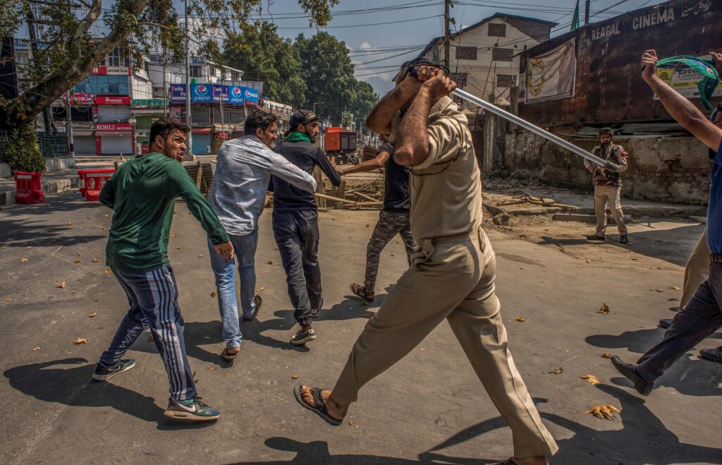 পুনৰ সংস্থাপনৰ দাবী কৰা  শিলসাঁকোৰ উচ্ছেদিতক শাৰিৰীক নিৰ্যাতন হিমন্ত বিশ্বৰ প্ৰশাসনৰ