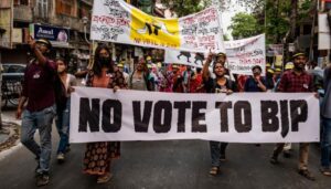 ২৪ ঘন্টা কাম কৰিও সময়ত বেতন নাপায় পঞ্চায়তৰ কৰ্মচাৰীয়ে! বিজেপি চৰকাৰৰ বিৰুদ্ধে হেজাৰ হেজাৰ কৰ্মচাৰীৰ প্ৰতিবাদ