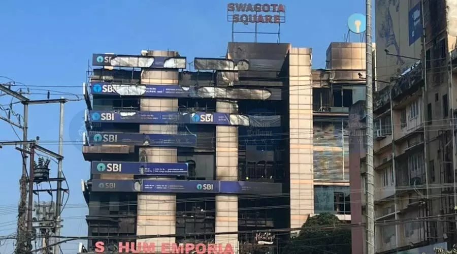 ৩৬ ঘণ্টা পাৰ হ’লও GS ৰোডৰ বহুতল ভৱন আগুনে জ্বলিত; বিষয়াসকলৰ নিৰাপত্তাৰ ওপৰত সন্দেহ উত্থাপন